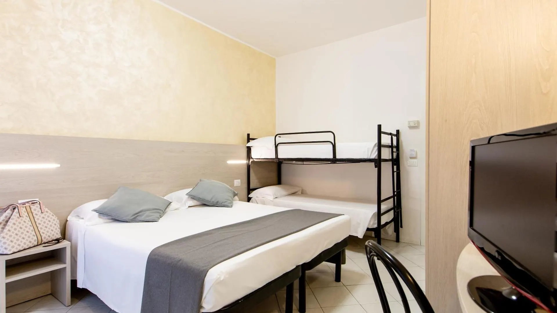 Hotel Marzia con Piscina Riccione 3*,  Italia